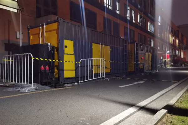 兴安柴油发电机组的输出电压是如何调节的？